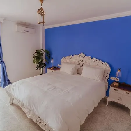 Picasso - Spacious In Old Town Apartment