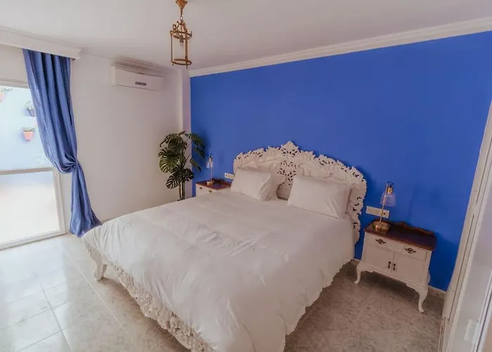 Picasso - Spacious In Old Town Apartment